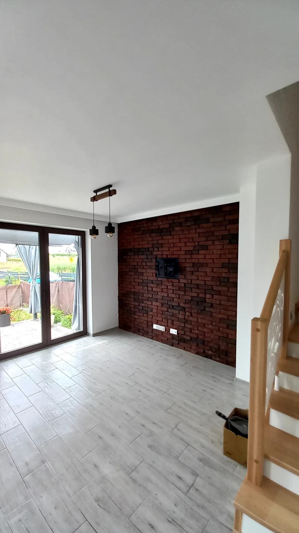 salon z brukowaną ścianą